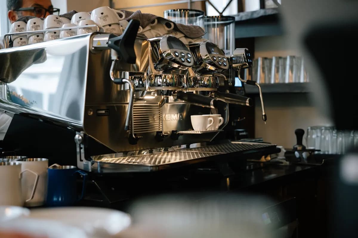 Siebträgermaschine mit Tassen und zwei Espressotassen