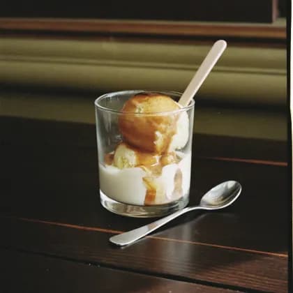 Affogato: Vanilleeis mit Espresso im Glas