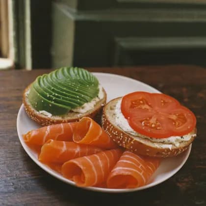 Bagel mit Avocado, Räucherlachs und Tomate