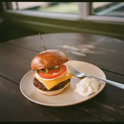 Frühstücksburger mit Spiegelei auf einem Teller