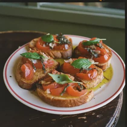 Bruschetta mit Tomatenwürfeln und Basilikum