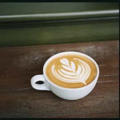 Cappuccino mit Blattmuster im Milchschaum