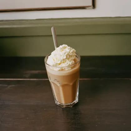 Eiskaffee mit Sahnehaube im hohen Glas