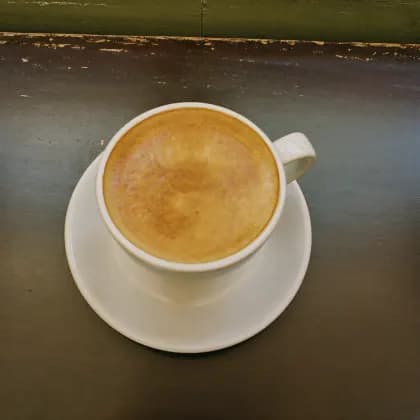 Espresso in einer kleinen weißen Tasse