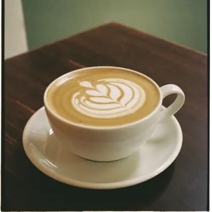 Flat White in einer flachen Tasse