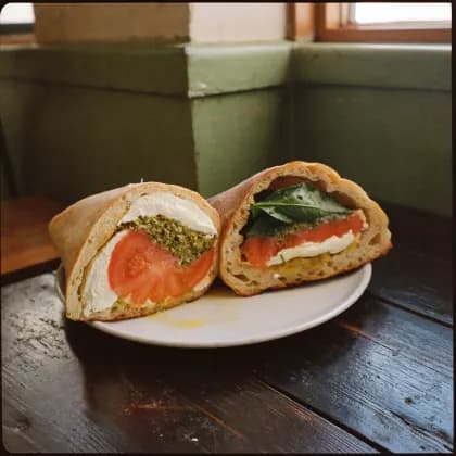 Gefüllte Focaccia mit Mozzarella, Tomate und Pesto