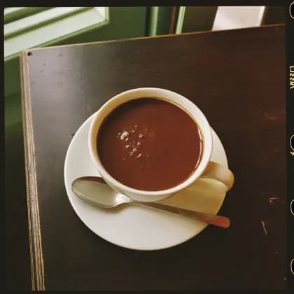 Heiße Schokolade in einer weißen Tasse