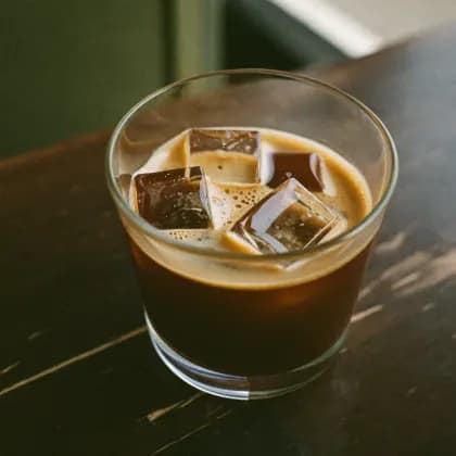 Espresso über Eiswürfeln im Glas