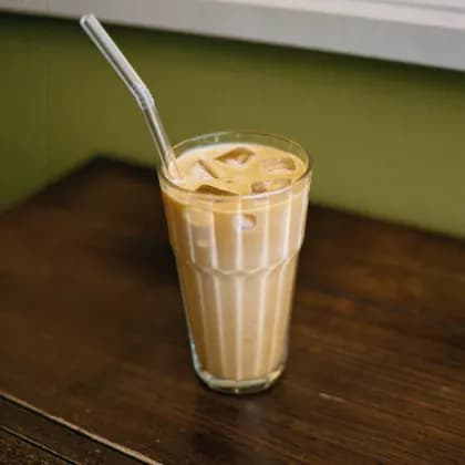 Iced Latte im hohen Glas mit Strohhalm
