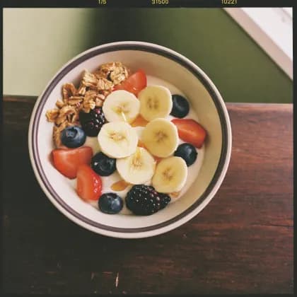 Schale Joghurt mit Beeren, Banane und Granola