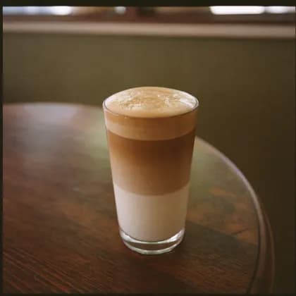 Latte Macchiato im Glas mit sichtbaren Schichten