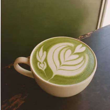 Matcha Latte mit grünem Schaum