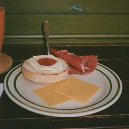 Italienischer Frühstücksteller mit Brot, Käse und Rohschinken