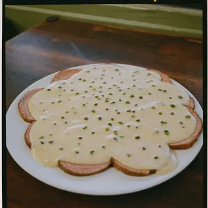 Vitello Tonnato mit Kapern auf weißem Teller